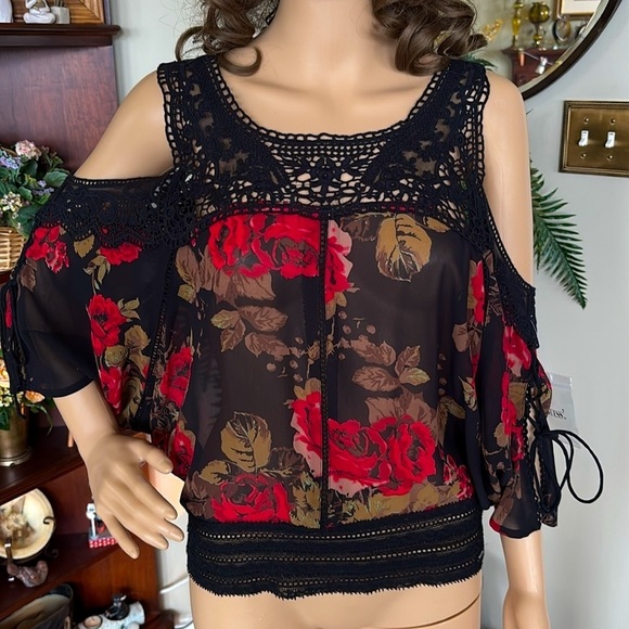 Brand New Guess Black Cold Shoulder Crochet Lace Top w/ Red Rose Floral Design - Picture 2 of 15